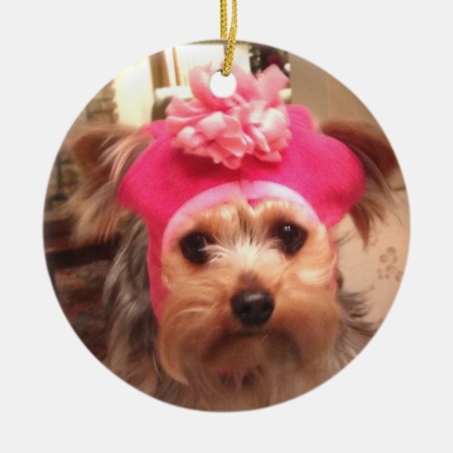 Ornement Rond En Céramique Yorkie dans un casquette (Devant)