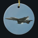 Ornement superbe de frelon de la marine FA-18<br><div class="desc">Le bel article avec un flyby superbe de frelon de la marine F/A-18E/F F-18 avec de la vapeur sur les ailes à l'énigme d'Embry s'envole et les vagues montrent dans Daytona Beach FL.</div>