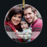 Ornements de photos de famille<br><div class="desc">Un beau cadeau à donner ou à recevoir. Téléchargez simplement votre photo,  ajoutez l'année et les noms.</div>
