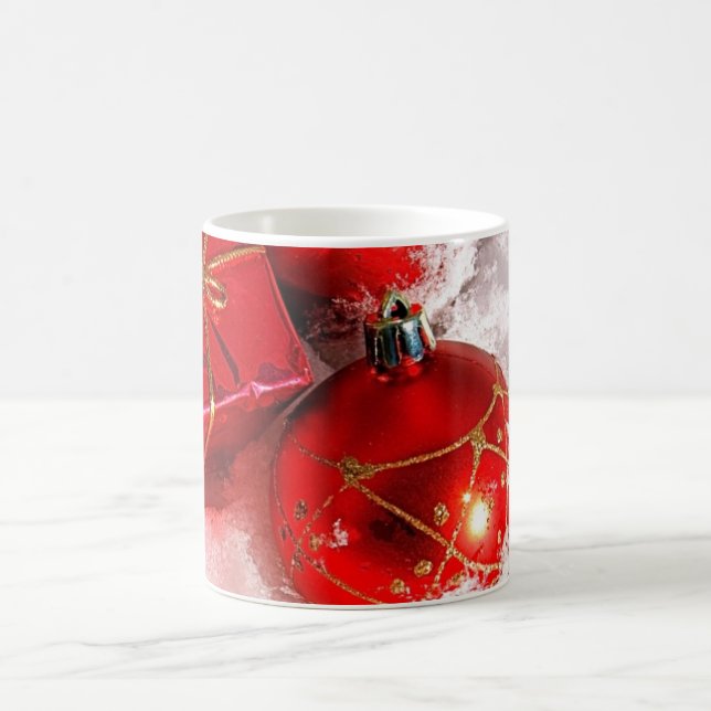 Ornements et présents de tasse de Noël dans la (Centre)