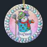 Ornements Snowy Lady Snowman<br><div class="desc">Décor de Snowy Lady Snowman par ArtMuvz Illustration. assorti vêtements de bonhomme de neige, t-shirts, cadeaux de grand-mère. T-shirt de Noël, cadeaux de Noël et vêtements d'hiver. Pour personnaliser, ajoutez votre nom ou ajoutez du texte à la place. Customisez ce ornement de bonhomme de neige pour le rendre unique à...</div>