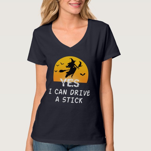 Oui ICan Drive A Stick T-Shirt Party Funny sorcièr (Devant)