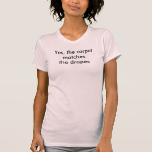Oui, le tapis assortit drape le T-shirt