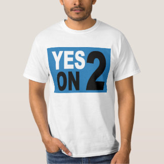 Oui sur 2 hommes de T-shirt moyens