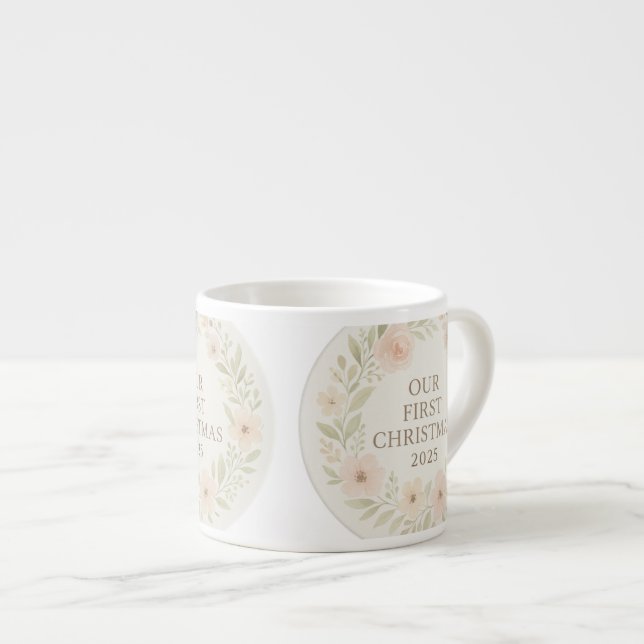 Our First Christmas 2025 Mug – Cute Holiday Keepsa (Devant droit)