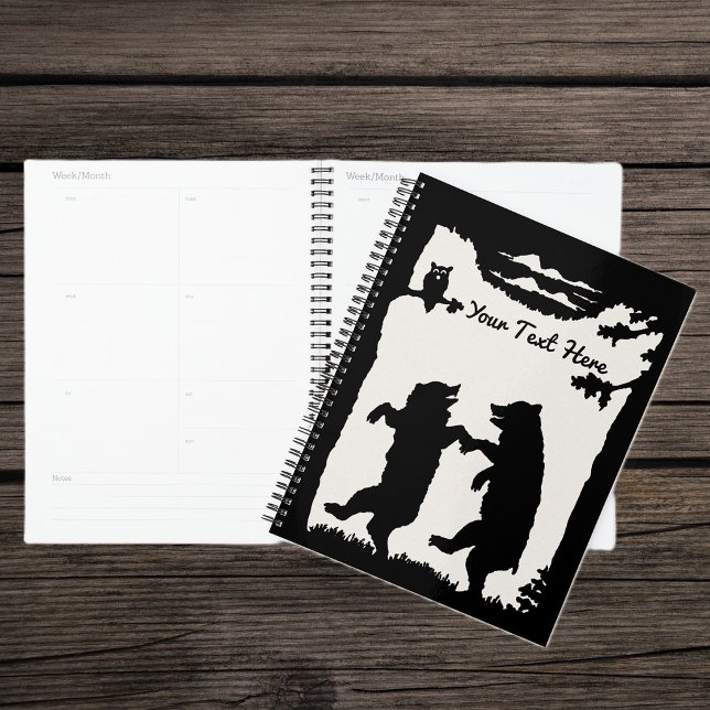 Ours en silhouette noire dansant avec un hibou dan (Black and white planner with two dancing happy bears under trees with owl watching.)