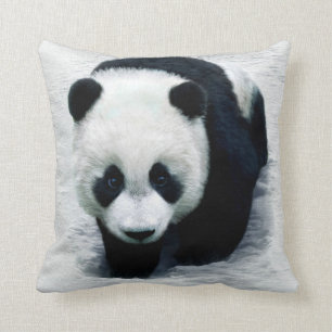 OURS PANDA NOIR ET BLANC DANS LE COUSSIN DE NEIGE