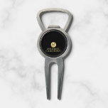 Outil À Divot Élégant Groomsmen Personnalisé Noir et Or<br><div class="desc">Ajoutez une touche personnelle à votre mariage avec un cadeau personnalisé de groomsmen Ce cadeau contient un monogramme noir en cercle or avec nom et titre en or classique serif style de police sur arrière - plan noir. Aussi parfait pour le meilleur homme, père de la mariée et plus. Remarque...</div>