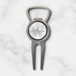 Outil À Divot Groomsmen Script personnalisé en marbre<br><div class="desc">Ajoutez une touche personnelle à votre mariage grâce à un outil de divot personnalisé pour groomsmen. Cet outil de divot présente le nom personnalisé du marionnettiste dans le style de police de script classique gris avec des détails mariages dans le style de police de serif classique gris et monogramme dans...</div>