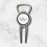 Outil À Divot Le nom et le monogramme des développeurs de script<br><div class="desc">Ajoutez une touche personnelle à votre mariage grâce à un outil de divot personnalisé pour groomsmen. Cet outil de divot présente le nom personnalisé de groomsman en style de police de script classique gris avec des détails mariages en style de police serif classique gris et monogramme en style de police...</div>