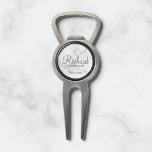 Outil À Divot Marbre blanc Moderne Script Personnalisé<br><div class="desc">Cadeaux Groomsman personnalisés avec le nom de toiletteur personnalisé en gris style de police script moderne avec titre et date mariage dans style de police sans serif moderne sur arrière - plan de marbre blanc. Parfait aussi pour le meilleur homme, père de la mariée, demoiselle d'honneur, mère de la mariée...</div>