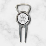 Outil À Divot Marbre blanc Script moderne Groomsmen personnalisé<br><div class="desc">Monogramme et cadeaux de nom minimaliste moderne Personnalisé Ce design présente un nom personnalisé en gris moderne écriture de script style de police et monogramme en gris clair moderne sans serif style de police comme arrière - plan, avec titre en gris moderne sans serif style de police, sur arrière -...</div>