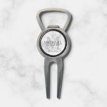 Outil À Divot Marbre Groomsmen personnalisé nom et monogramme<br><div class="desc">Ajoutez une touche personnelle à votre mariage grâce à un outil de divot personnalisé pour groomsmen. Cet outil de divot présente le nom du marionnettiste personnalisé avec titre et date mariage en gris et monogramme en gris clair comme arrière - plan, dans le style de police serif classique, sur arrière...</div>
