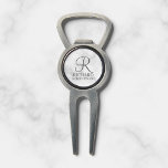Outil À Divot Marbre Nom et monogramme du Groomsman personnalisé<br><div class="desc">Elégant Black and White Personnalisé Groomsman Cadeaux avec monogramme personnalisé en gris élégant style de police avec nom et titre de groomsman dans le style de police serif classique sur arrière - plan en marbre blanc. Parfait aussi pour le meilleur homme, père de la mariée, demoiselle d'honneur, fille de fleurs,...</div>