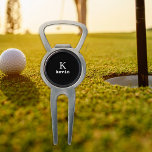 Outil À Divot Monogramme nom personnalisé simple noir<br><div class="desc">Accessoires en or design monogrammé pour hommes modernes avec typographie à la mode noir et blanc. Personnalisez-le avec le nom et la lettre initiale. Il peut être un cadeau classe pour un amoureux du golf - petit ami, mari, père ou oncle à un anniversaire, Noël, ou tout autre anniversaire ou...</div>