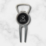 Outil À Divot Noir Nom et monogramme du Groomsman Personnalisé<br><div class="desc">Elégant Black and White Personnalisé Groomsman Cadeaux avec monogramme personnalisé en blanc élégant style de police script avec nom et titre de groomsman dans le style de police serif classique sur arrière - plan noir. Parfait aussi pour le meilleur homme, père de la mariée, demoiselle d'honneur, fille de fleurs, mère...</div>