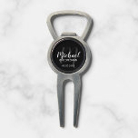 Outil À Divot Noir Script moderne Groomsmen personnalisé<br><div class="desc">Ajoutez une touche personnelle à votre mariage grâce à un outil de divot personnalisé pour groomsmen. Cet outil de divot présente le nom des groomsmen personnalisés en blanc style de police de script moderne et monogramme en gris style de police de script moderne comme arrière - plan avec titre et...</div>