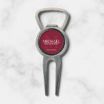 Outil À Divot Nom et monogramme des Groomsmen personnalisés<br><div class="desc">Ajoutez une touche personnelle à votre mariage grâce à un outil de divot personnalisé pour groomsmen. Cet outil de divot présente le nom du marionnettiste personnalisé avec titre et date mariage en blanc et monogramme en rouge bordeaux clair comme arrière - plan, dans le style de police serif classique, sur...</div>