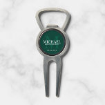 Outil À Divot Nom et monogramme des Groomsmen personnalisés<br><div class="desc">Ajoutez une touche personnelle à votre mariage grâce à un outil de divot personnalisé pour groomsmen. Cet outil de divot présente le nom du marionnettiste personnalisé avec titre et date mariage en blanc et monogramme en vert émeraude clair comme arrière - plan, dans le style de police serif classique, sur...</div>
