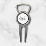 Outil À Divot Nom et monogramme des Groomsmen personnalisés<br><div class="desc">Ajoutez une touche personnelle à votre mariage grâce à un outil de divot personnalisé pour groomsmen. Cet outil de divot présente le nom du marionnettiste personnalisé avec titre et date mariage en gris et monogramme en gris clair comme arrière - plan, dans le style de police serif classique, sur arrière...</div>
