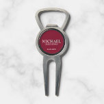 Outil À Divot Nom et monogramme du Groomsman personnalisé<br><div class="desc">Cadeaux Groomsman Personnalisés modernes avec nom,  titre et date mariage personnalisés en style serif classique blanc sur arrière - plan rouge bordeaux. Aussi parfait pour Best Man,  Père de la Mariée et plus.</div>