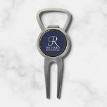 Outil À Divot Nom et monogramme du Groomsman Personnalisé de la<br><div class="desc">Elégant Black and White Personnalisé Groomsman Cadeaux avec monogramme personnalisé en blanc élégant style de police avec nom et titre de groomsman dans le style de police serif classique sur arrière - plan bleu marine. Parfait aussi pour le meilleur homme, père de la mariée, demoiselle d'honneur, fille de fleurs, mère...</div>