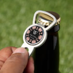 Outil À Divot Rose Gold Parties scintillant Poker Chip Casino Ma<br><div class="desc">Célébrez dans le style avec cet ouvre-bouteille de puces de poker branché et outil de divot. Le design est facile à personnaliser avec votre propre libellé et votre famille et vos amis seront ravis quand ils recevront cette fabuleuse faveur de fête. Les éléments correspondants se trouvent dans la collection.</div>