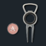 Outil À Divot Rose Rose Gold Parties scintillant & Étincelle Mon<br><div class="desc">Parties scintillant Rose Rose Gold Faux et Sparkle Elegant Ladies Golf Divot Tool. Cet outil de Divot de Golf Monogrammed blanc et rose peut être customisé pour inclure votre nom initial et prénom. Veuillez contacter le concepteur pour les articles correspondants.</div>