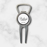 Outil À Divot Scénario moderne - Groomsman personnalisé<br><div class="desc">Cadeaux Groomsman personnalisés avec le nom de marionnettiste personnalisé en noir style de police script moderne avec titre et date mariage dans style de police sans serif moderne sur arrière - plan blanc. Parfait aussi pour le meilleur homme, père de la mariée, demoiselle d'honneur, mère de la mariée et plus...</div>
