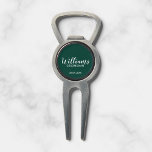 Outil À Divot Script moderne Nom du Groomsman personnalisé<br><div class="desc">Cadeaux Groomsman personnalisés avec le nom de marionnettiste personnalisé en blanc style de police de script moderne avec titre et date mariage en style de police sans serif moderne sur arrière - plan vert émeraude. Parfait aussi pour le meilleur homme, père de la mariée, demoiselle d'honneur, mère de la mariée...</div>