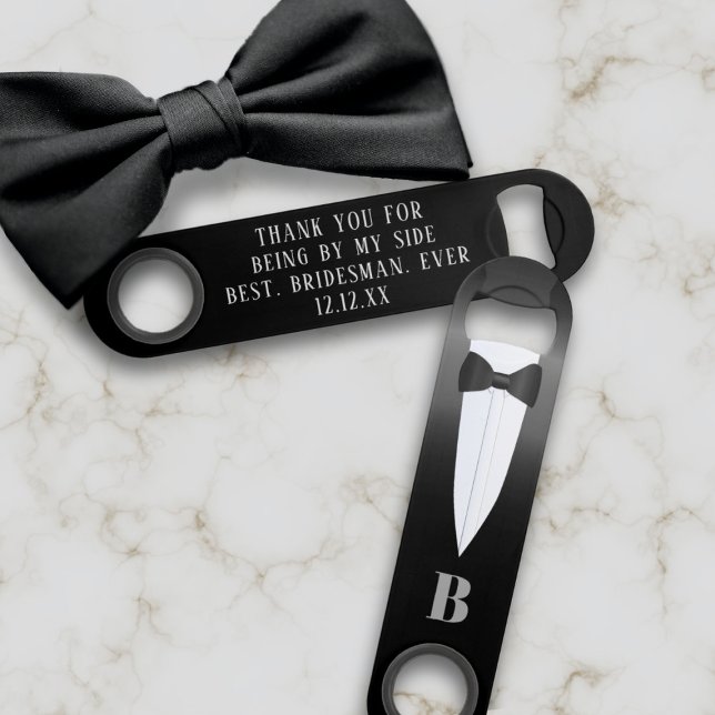 Ouvre-bouteille Tuxedo pour garçon d'honneur Remer (Thank your Bridesman (or Groomsman) for being the Best Bridesman ever. Just add his initial)