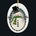 Ovale En Céramique Un joli ornement de bonhomme de neige<br><div class="desc">Ornement rond adorable avec l'adorable oeuvre primitive de campagne d'un bonhomme de neige festif,  en chapeau et foulard décoré. Grand ornement d'arbre de Noël que tout le monde appréciera. Un cadeau merveilleux pour tous les amateurs d'art de pays.</div>