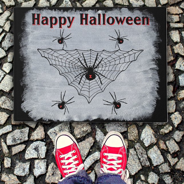 Paillasson Araignées noires de veuve d'Halloween en Web rusti (Crawling black widow spiders triangular web on black and white Happy Halloween door mat.)