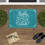 Paillasson Baby Son Froid Extérieur Turquoise Script Holiday<br><div class="desc">Ce tapis de portes festif pour les vacances comprend "Baby it's Cold Outside" en caractères blancs avec des accents de flocon de neige et d'étoile,  et un design de bordure de défilement. Couleurs turquoises bleu et blanc.</div>