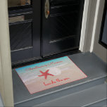 Paillasson Beach Christmas Merrier by the Sea Door Mat<br><div class="desc">Tapis de porte de Noël à thème de plage tropicale avec étoiles de mer et de sable de conception dollar. Une scène tropicale d'océan et de plage est l'arrière - plan de la police de caractères rouge vif en haut et en bas qui dit : "Noël est plus joyeux au...</div>