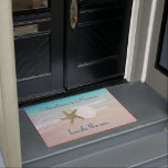 Paillasson Beach Christmas Merrier by the Sea Door Mat<br><div class="desc">Tapis de porte de Noël à thème de plage tropicale avec étoiles de mer et de sable de conception dollar. Une scène tropicale océanique et de plage est l'arrière - plan de la police de caractères bleu foncé en haut et en bas qui dit : "Noël est plus joyeux au...</div>