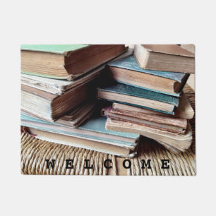 Paillasson Beaucoup de livres sur une vieille chaise