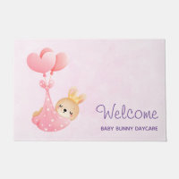 Bébé mignon dans une couverture de coeur Bienvenue