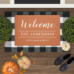 Paillasson Bienvenue Burange Nom de famille personnalisé<br><div class="desc">Élégant et intemporel tapis de portes personnalisées "Bienvenue" dans le script de calligraphie écrit avec le nom de famille et l'adresse de rue de votre maison personnalisée en blanc avec des accents de rayures simples. Notez que les couleurs arrière - plan orange/terre cuite brûlée et les couleurs de texte blanc...</div>