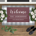 Paillasson Bienvenue Merlot Rouge Nom de famille personnalisé<br><div class="desc">Élégant et intemporel tapis de portes personnalisées "Bienvenue" dans le script de calligraphie écrit avec le nom de famille et l'adresse de rue de votre maison personnalisée en blanc avec des accents de rayures simples. A noter, les couleurs noir merlot / vin rouge arrière - plan et blanc texte peuvent...</div>