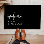 Paillasson Black moderne J'espère que vous aimez les chiens A<br><div class="desc">Ce tapis porte est un arrière - plan noir moderne avec une combinaison minimaliste de police. C'est l'ajout parfait à l'intérieur ou à l'extérieur de votre maison pour accueillir vos invités dans votre maison de chiens.</div>