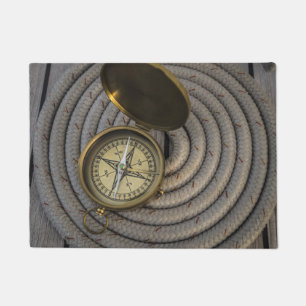 Paillasson Boussole antique sur la plate-forme de voilier