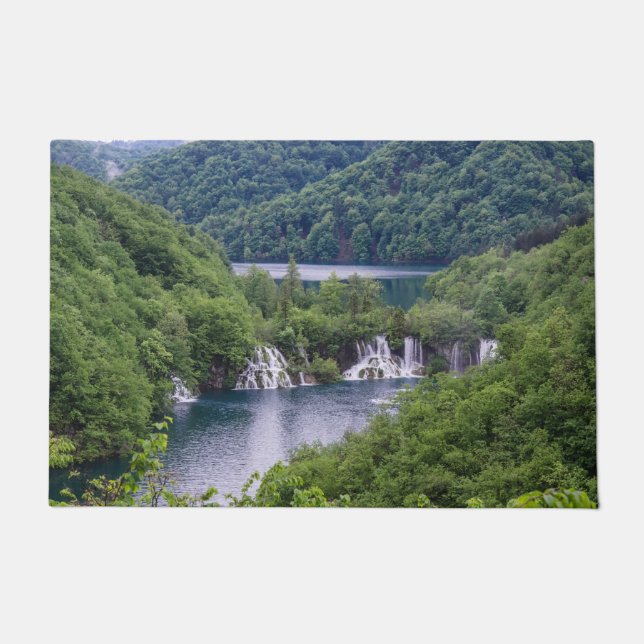Paillasson Cascade cascade avec forêt verte en Croatie (Devant)