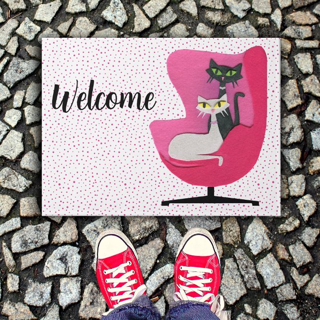 Paillasson Chat de milieu de siècle dans des points polka ros (Mid century style cats sitting in pink chair on pink dots on white welcome outdoor mat.)