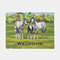 Chevaux De Peinture Gris De Pâte De Poisson En Été