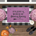 Paillasson Citation Halloween Pocus Purple<br><div class="desc">Créez une entrée magique dans votre maison cet Halloween avec ce "C'est juste un tas de Hocus Pocus" maillot de porte de citation sorcière. Le lettrage de typographie décoratif est agrémenté de rouleaux éffrayants,  d'étoiles scintillantes et d'un broomstick de sorcière. Les couleurs violet orchidée et noir peuvent être modifiées.</div>