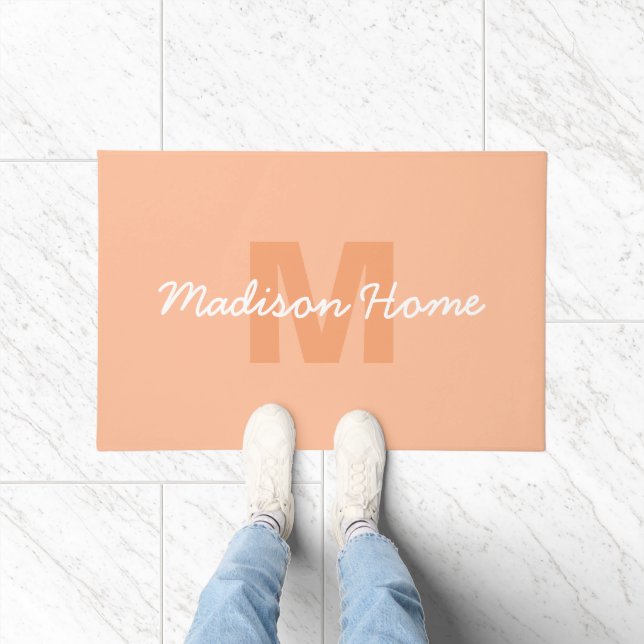 Paillasson Couleur pêche pastel cool avec nom de monogramme p (Intérieur)