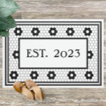 Paillasson Création 2023 Carrelage noir blanc Design personna<br><div class="desc">Ce joli tapis de porte en faux carrelage noir et blanc est parfait pour n'importe quelle maison. Ses lignes épurées, ses couleurs simples et sa motif vintage sont intemporelles et polyvalentes. Un grand cadeau pour ceux qui ont été mariés ou qui ont déménagé dans une nouvelle maison en 2023. Ce...</div>
