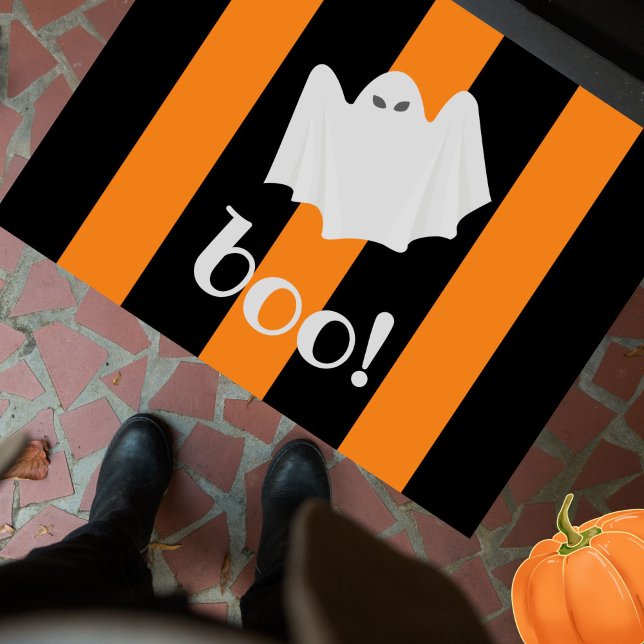 Paillasson Cute Ghost Halloween Orange et Black Stripes (This fun, festive "boo!" cute ghost + orange black stripes doormat adds personality to your doorstep)