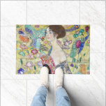 Paillasson Dame avec un ventilateur, Gustav Klimt<br><div class="desc">Gustav Klimt (14 juillet 1862 - 6 février 1918) était un peintre symboliste autrichien et l'un des membres les plus importants du mouvement de sécession de Vienne. Klimt est réputé pour ses peintures, ses peintures murales, ses croquis et autres objets d'art. En plus de ses oeuvres figuratives, qui comprennent des...</div>